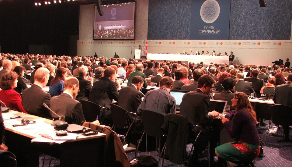 Siden 1995 har det vært årlige COP-møter i regi av FN. Her er åpningen av COP 15 i København i 2009, som mange forskere og politikere betrakter som en fiasko.  (Foto: Ellie Johnston, Creative Commons BY 2.0)
