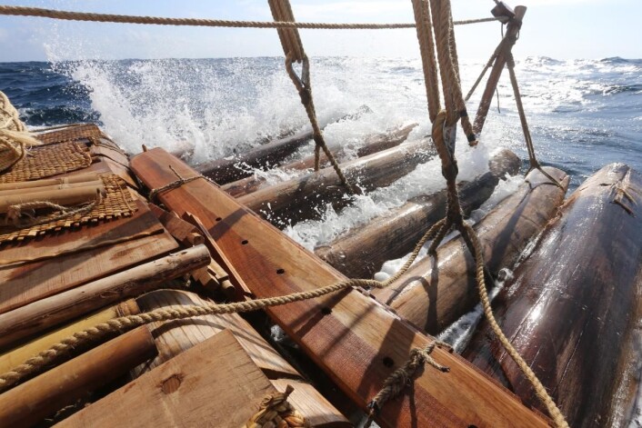 Kon-Tiki 2-flåtene har ikke ror, men til gjengjeld 10 kjøler (guarra-bord). (Foto: Håkon Wium Lie, Kon-Tiki 2) Kon-Tiki 2-flåtene har ikke ror, men til gjengjeld 10 kjøler (guarra-bord). (Foto: Håkon Wium Lie, Kon-Tiki 2)