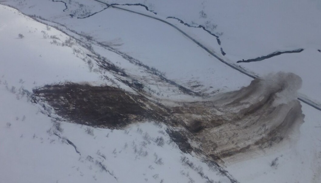 Det store glideskredet som gikk i Kvassdalen den 8.4. i 2015. Du kan se vegen nede i bunn av dalen, og skredet er rundt 100 meter bredt. Det ligger åtte meter snø på vegbanen. (Foto: Statens vegvesen) Det store glideskredet som gikk i Kvassdalen den 8.4. i 2015. Du kan se vegen nede i bunn av dalen, og skredet er rundt 100 meter bredt. Det ligger åtte meter snø på vegbanen. (Foto: Statens vegvesen)