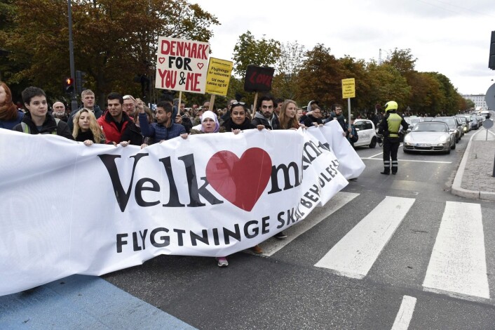 Demonstranter ønsket flyktninger velkommen foran Folketinget i København 6. oktober 2015. Demonstrasjonen var rettet mot den danske regjeringen som strammet ytterligere inn i dansk innvandringspolitikk. En politikk mange dansker støtter. (Foto: Søren Bidstrup/EPA/NTB) Demonstranter ønsket flyktninger velkommen foran Folketinget i København 6. oktober 2015. Demonstrasjonen var rettet mot den danske regjeringen som strammet ytterligere inn i dansk innvandringspolitikk. En politikk mange dansker støtter. (Foto: Søren Bidstrup/EPA/NTB)
