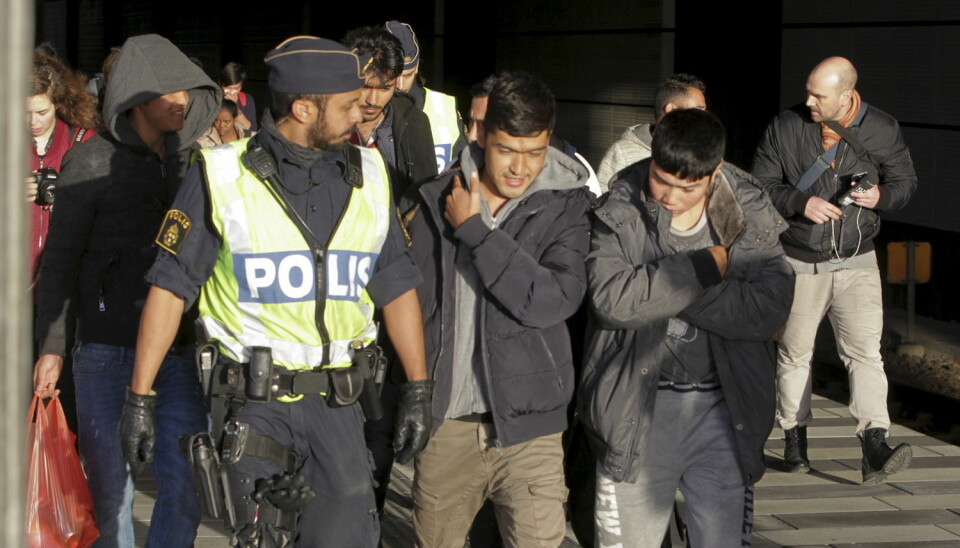 Hvordan gjør vi flyktninger og innvandrere til gode medborgere i de nordiske velferdsstatene? Spørsmålet opptar mange samfunnsvitere. Her en gruppe migranter som kommer til Sverige fra Danmark – hvor de ikke ville være.  (Foto: Reuters/NTB)