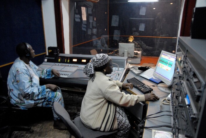 Klargjøring før sending i CRTV-studio i Ngaoundéré, Adamaoua-provinsens hovedstad i Nord-Kamerun. (Foto: Trond Waage) Klargjøring før sending i CRTV-studio i Ngaoundéré, Adamaoua-provinsens hovedstad i Nord-Kamerun. (Foto: Trond Waage)