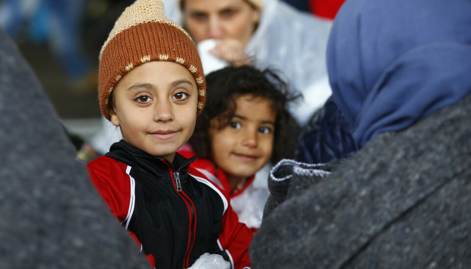 Hver av de siste ukene er det kommet i gjennomsnitt 50 enslige asylsøkerbarn under 15 år til Norge. UDI anslår at det kan komme opptil tusen i løpet av året. Bildet viser flyktninger som akkurat har kommet seg over grensa og inn i Østerrike tidligere i høst. (Foto: Leonhard Foeger, Reuters)