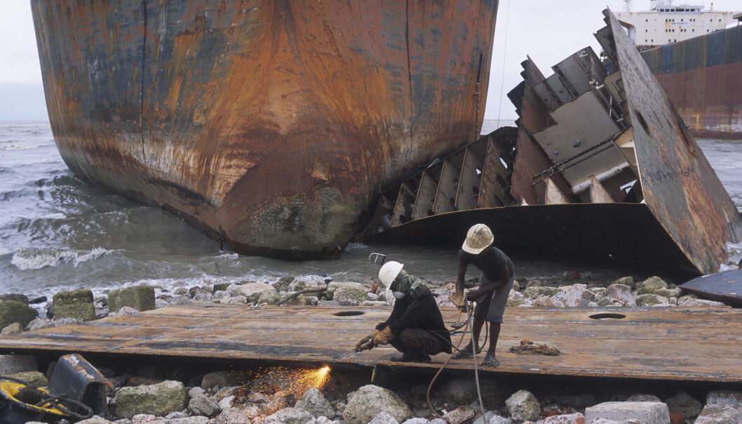 Arbeidere ved skipsopphuggings-plass ved Chittagong i Bangladesh. NILU-målinger viser at høye nivåer av miljøgifter i lufta. (Foto: akg-images) Arbeidere ved skipsopphuggings-plass ved Chittagong i Bangladesh. NILU-målinger viser at høye nivåer av miljøgifter i lufta. (Foto: akg-images)
