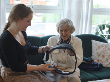 Sintef has been working very closely with users, physiotherapists and ergotherapists, involving many workshops and a lot of testing. This “test pilot” was very pleased with the product. (Photo: Sintef) Sintef has been working very closely with users, physiotherapists and ergotherapists, involving many workshops and a lot of testing. This “test pilot” was very pleased with the product. (Photo: Sintef)