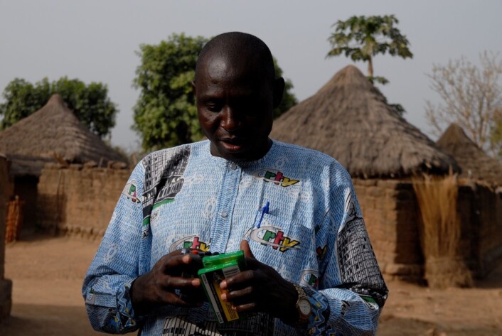 Soumou Boukar journalist på pèrè-språket gjør seg klar til dagens arbeidsøkt i landsbyen Gadjewan på Pèrèsletta i Nord-Kamerun. (Foto: Trond Waage) Soumou Boukar journalist på pèrè-språket gjør seg klar til dagens arbeidsøkt i landsbyen Gadjewan på Pèrèsletta i Nord-Kamerun. (Foto: Trond Waage)