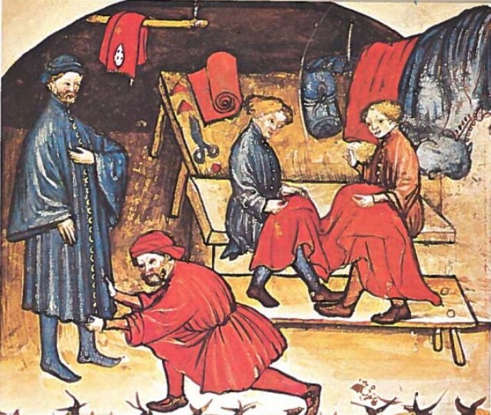 Bildet viser forskjellige aktiviteter i en skredders verksted. (Foto: Comte S. 1978: Everyday life in the middle ages, s. 50. Poligrafici Calderara S.p.A. Bologna) Bildet viser forskjellige aktiviteter i en skredders verksted. (Foto: Comte S. 1978: Everyday life in the middle ages, s. 50. Poligrafici Calderara S.p.A. Bologna)