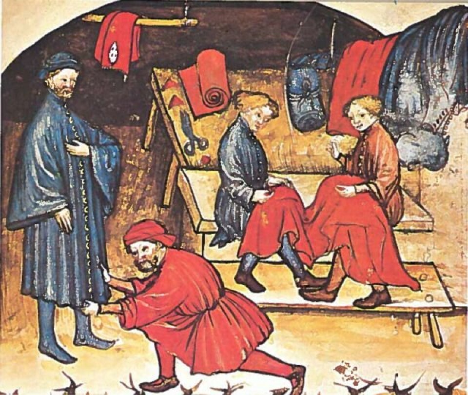 Bildet viser forskjellige aktiviteter i en skredders verksted. (Foto: Comte S. 1978: Everyday life in the middle ages, s. 50. Poligrafici Calderara S.p.A. Bologna)