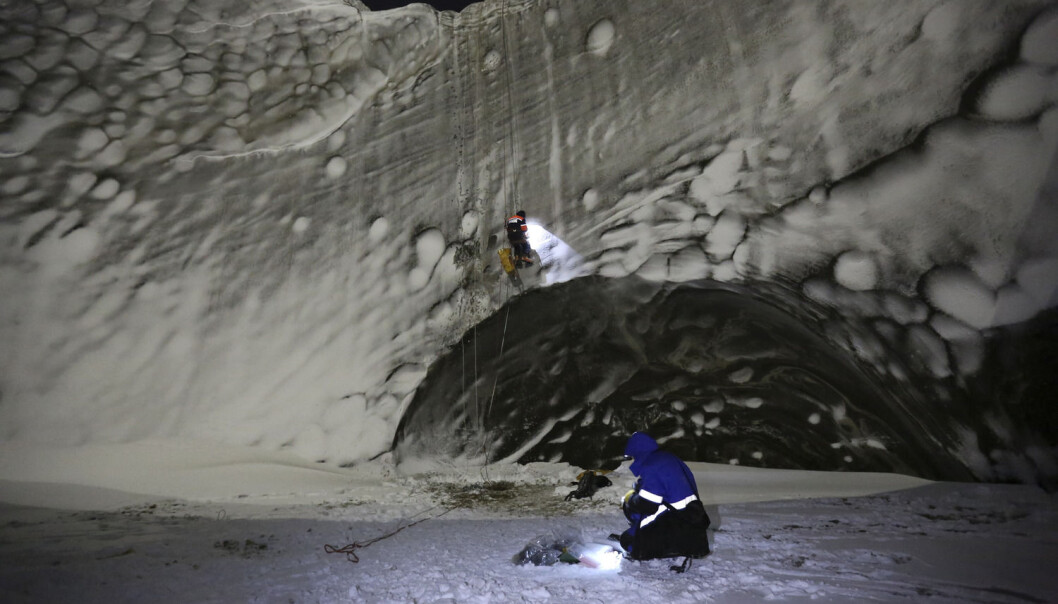 Forskere undersøker innsiden av et krater som nylig oppstod på Jamalhalvhøya. Nå er det også funnet kratere på havbunnen i nærheten. (Foto: Vladimir Pushkarev, Reuters) Forskere undersøker innsiden av et krater som nylig oppstod på Jamalhalvhøya. Nå er det også funnet kratere på havbunnen i nærheten. (Foto: Vladimir Pushkarev, Reuters)