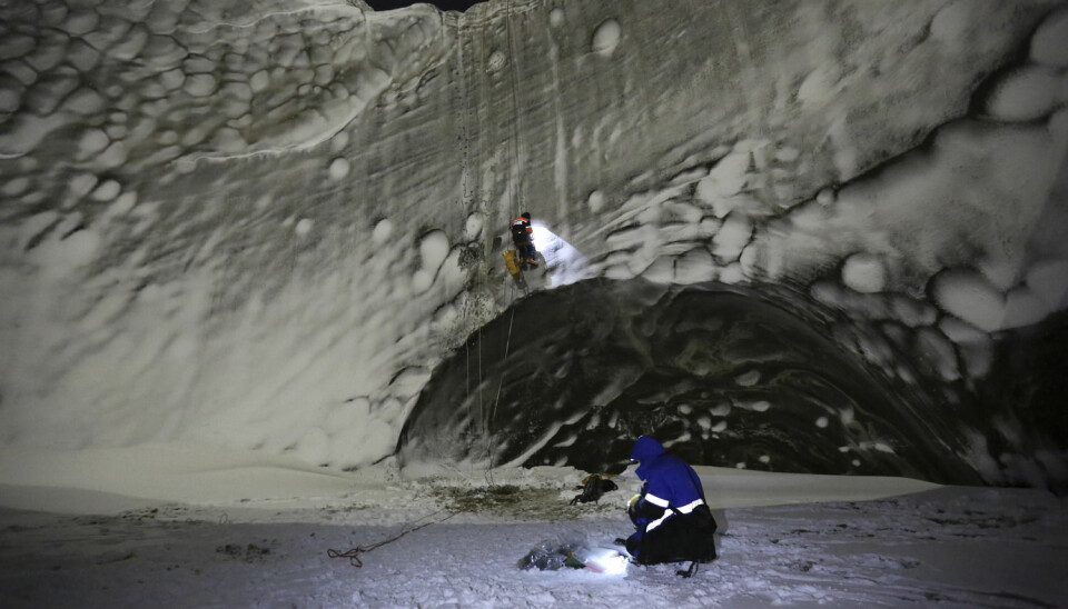 Forskere undersøker innsiden av et krater som nylig oppstod på Jamalhalvhøya. Nå er det også funnet kratere på havbunnen i nærheten. (Foto: Vladimir Pushkarev, Reuters)