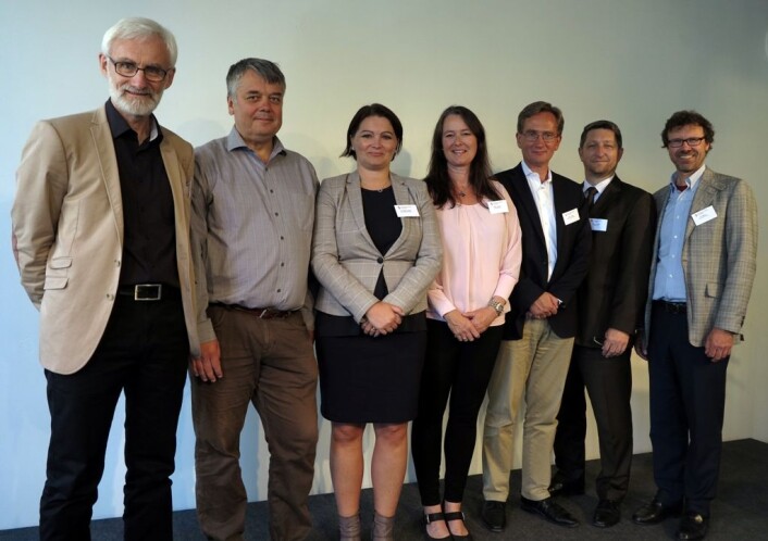 Professor Dag Undlien (nr. to fra venstre) var en av foredragsholderne på Biobank- og helseregisterkonferansen 2015 i regi av Norges forskningsråd. Blant de andre var (fra venstre) professor Kristian Hveem fra NTNU, avdelingsdirektør Gun Peggy Knudsen fra Folkehelseinstituttet, seniorforsker Hilde Langseth fra Kreftregisteret og Oslo universitetssykehus, professor Joakim Dillner fra Karolinska Institutet, administrerende direktør Markus Pasterk fra BBMRI-ERIC i Østerrike, og professor Pål Njølstad fra Universitetet i Bergen og Haukeland universitetssykehus. (Foto: BR Media) Professor Dag Undlien (nr. to fra venstre) var en av foredragsholderne på Biobank- og helseregisterkonferansen 2015 i regi av Norges forskningsråd. Blant de andre var (fra venstre) professor Kristian Hveem fra NTNU, avdelingsdirektør Gun Peggy Knudsen fra Folkehelseinstituttet, seniorforsker Hilde Langseth fra Kreftregisteret og Oslo universitetssykehus, professor Joakim Dillner fra Karolinska Institutet, administrerende direktør Markus Pasterk fra BBMRI-ERIC i Østerrike, og professor Pål Njølstad fra Universitetet i Bergen og Haukeland universitetssykehus. (Foto: BR Media)