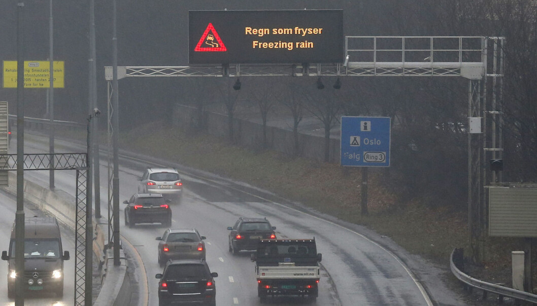 Statens Vegvesen advarer mot underkjølt regn på lystavlene på E18 mellom Oslo og Asker tirsdag. (Foto: Erik Johansen, NTB scanpix) Statens Vegvesen advarer mot underkjølt regn på lystavlene på E18 mellom Oslo og Asker tirsdag. (Foto: Erik Johansen, NTB scanpix)