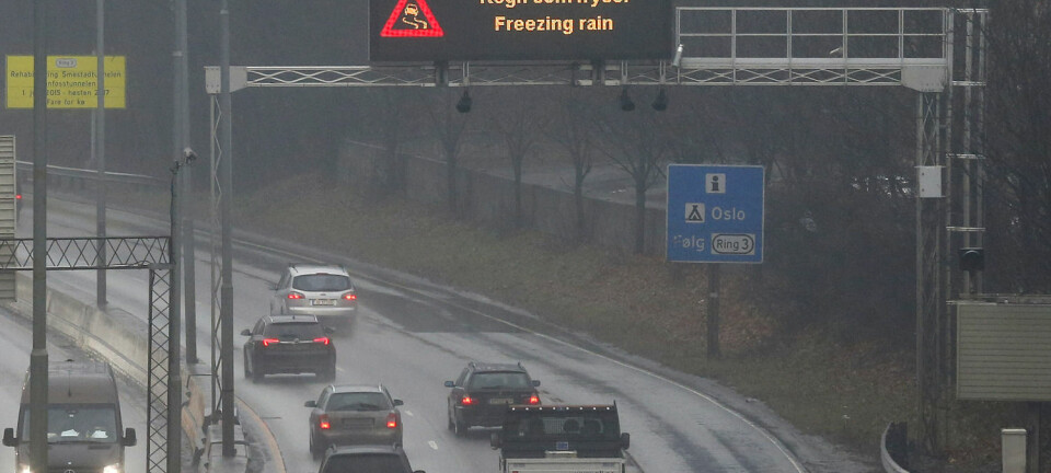 Statens Vegvesen advarer mot underkjølt regn på lystavlene på E18 mellom Oslo og Asker tirsdag. (Foto: Erik Johansen, NTB scanpix)