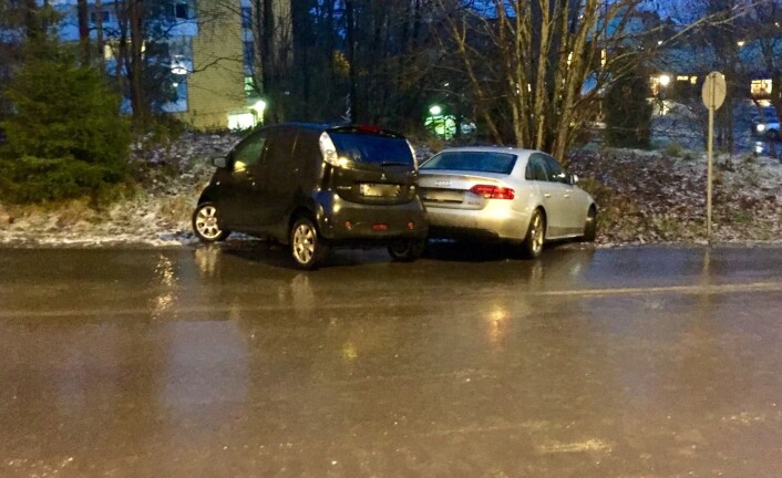 Det var såpeglatt på veiene mange steder på Østlandet morgenen 24. november. Her fra Oppegård i Akershus. (Foto: Bård Amundsen) Det var såpeglatt på veiene mange steder på Østlandet morgenen 24. november. Her fra Oppegård i Akershus. (Foto: Bård Amundsen)