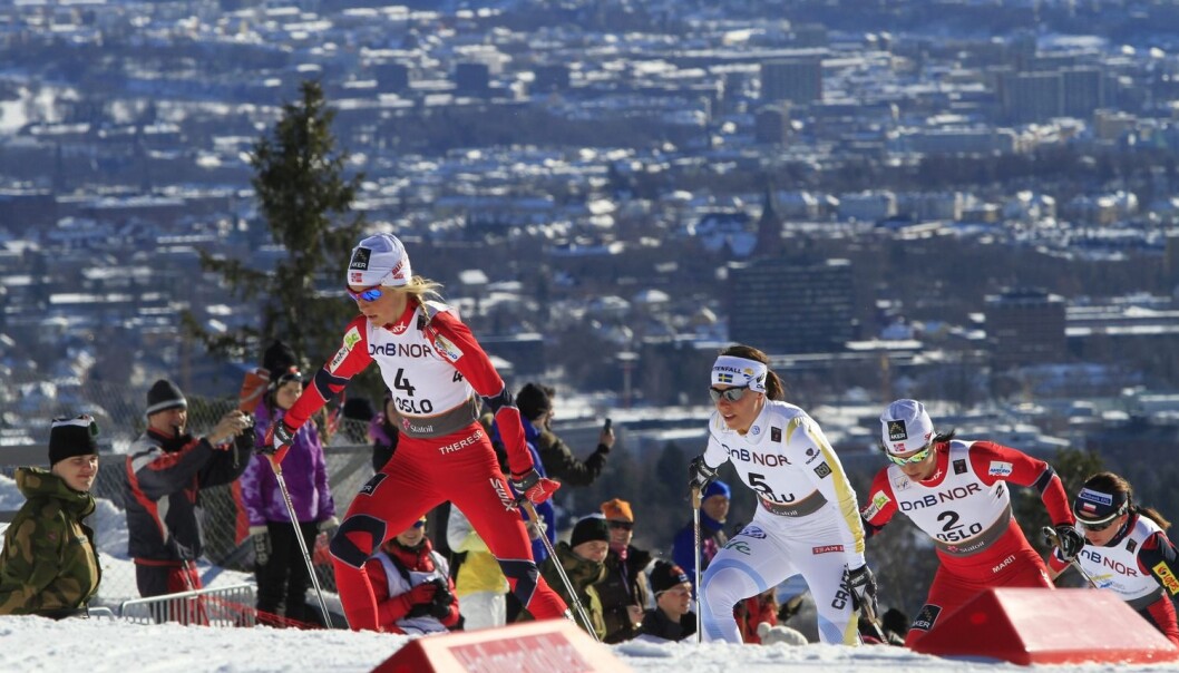 I skiløypene i Holmenkollen ligger det igjen mye fluorstoff fra skismurning. De farlige stoffene går rett i kroppen på meitemarken. Her går Therese Johaug, Charlotte Kalla og Marit Bjørgen 30-kilometer under Oslo VM i 2011. (Foto: © Espen Bratlie / Samfoto) I skiløypene i Holmenkollen ligger det igjen mye fluorstoff fra skismurning. De farlige stoffene går rett i kroppen på meitemarken. Her går Therese Johaug, Charlotte Kalla og Marit Bjørgen 30-kilometer under Oslo VM i 2011. (Foto: © Espen Bratlie / Samfoto)