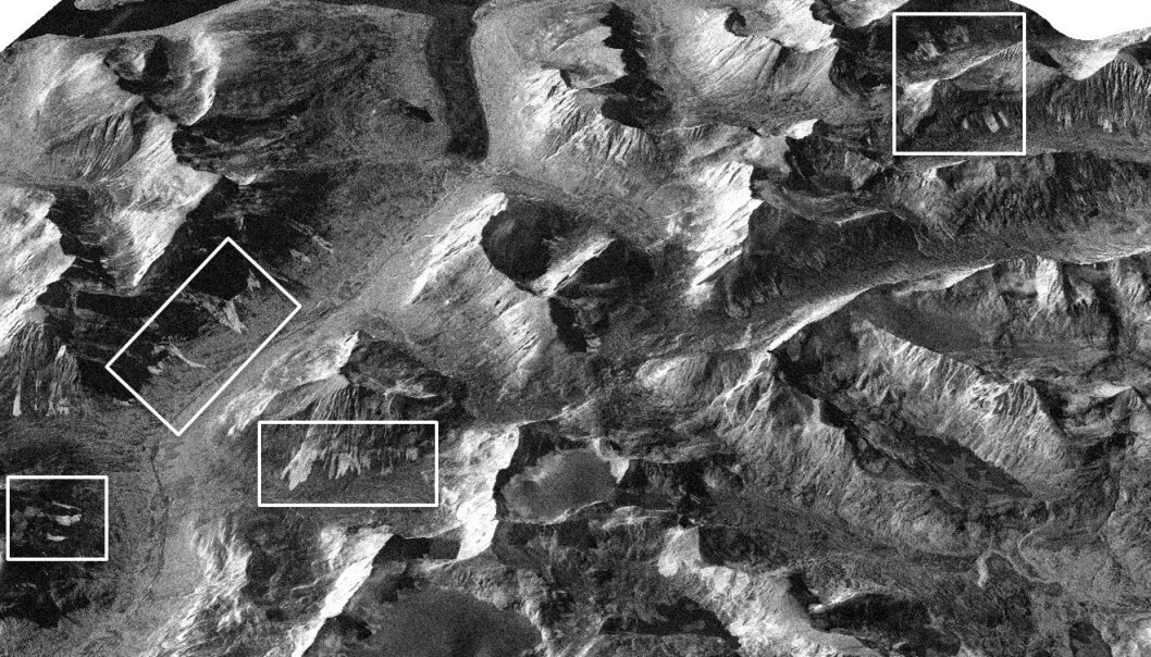 Bildet viser et fjellområde i Troms. Inne i de hvite firkantene har forskerne funnet snøskred som har gått. (Bilde Norut/ESA) Bildet viser et fjellområde i Troms. Inne i de hvite firkantene har forskerne funnet snøskred som har gått. (Bilde Norut/ESA)