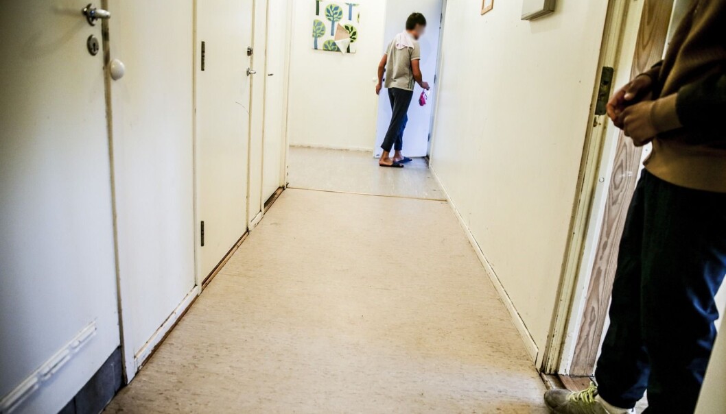 En levekårsundersøkelse blant barn som er i asylsøkerfasen viser at mange føler seg utrygge. Per 17. november var det 8352 barn i mottak i Norge. 3792 av dem er enslige mindreårige over 15 år. (Foto: Stein J. Bjørge, Aftenposten) En levekårsundersøkelse blant barn som er i asylsøkerfasen viser at mange føler seg utrygge. Per 17. november var det 8352 barn i mottak i Norge. 3792 av dem er enslige mindreårige over 15 år. (Foto: Stein J. Bjørge, Aftenposten)