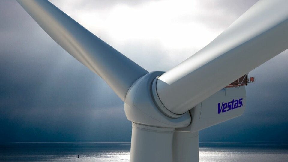 Vindmøller – eller vindturbiner, som er et mer riktig navn, siden de ikke lenger maler mel som før i Holland, men derimot lager strøm – har vært i kraftig utvikling siden 1970-tallet. Da førte kjernekraftprotester i Danmark til at større vindturbiner ble laget. Nå produseres stadig større vindturbiner for bruk til havs. Den største produsenten av vindturbiner er det danske selskapet Vestas, som også produserer den største modellen, 220 meter høy og med en effekt på 8 millioner watt. Også produsenter fra blant annet Tyskland, USA, Spania, India og Kina konkurrerer i et voksende marked. Kina produserer overlegent mest vindkraft av alle nasjoner, nesten 115 milliarder watt i 2014. (Foto: Vestas Wind Systems A/S)