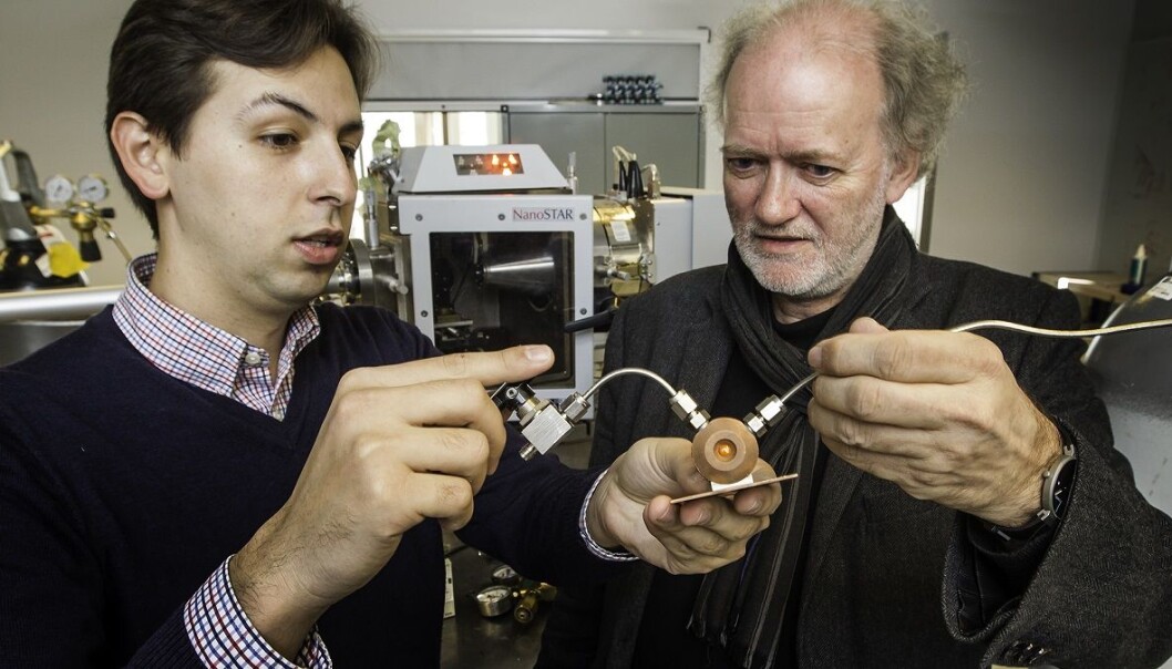 Leander Michels (left) and Jon Otto Fossum hold the chamber they use to study clay samples. They use X-rays to measure how much CO2 is contained in the clay. (Photo: Per Harald Olsen, NTNU) Leander Michels (left) and Jon Otto Fossum hold the chamber they use to study clay samples. They use X-rays to measure how much CO2 is contained in the clay. (Photo: Per Harald Olsen, NTNU)