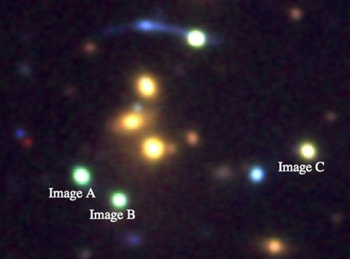 Sammensatt bilde som bruker observasjoner fra både Gemini og NOT-teleskopene for å vise de tre sterkeste kvasarbildene A, B og C. Lys fra bilde C kommer først frem, og kan dermed brukes til å forutsi fremtidig oppførsel til de andre kvasarbildene. De gule flekkene i midten er galakser i galaksehopen som fungerer som gravitasjonslinse og bøyer lyset. De ulike fargene på bildene A, B og C er ikke reelle. (Foto: (Illustrasjon: Mike Gladders/Håkon Dahle, Gemini/NOT)) Sammensatt bilde som bruker observasjoner fra både Gemini og NOT-teleskopene for å vise de tre sterkeste kvasarbildene A, B og C. Lys fra bilde C kommer først frem, og kan dermed brukes til å forutsi fremtidig oppførsel til de andre kvasarbildene. De gule flekkene i midten er galakser i galaksehopen som fungerer som gravitasjonslinse og bøyer lyset. De ulike fargene på bildene A, B og C er ikke reelle. (Foto: (Illustrasjon: Mike Gladders/Håkon Dahle, Gemini/NOT))