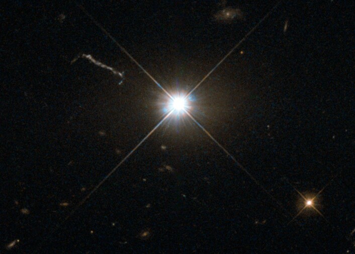 Kvasaren 3C 273 fanget av Hubble-teleskopets Wide Field Planetary Camera 2. Denne kvasaren er 1,9 milliarder lysår unna jorden og er den første kvasaren som ble oppdaget, i 1963. (Foto: Nasa/J. Bahcall, IAS) Kvasaren 3C 273 fanget av Hubble-teleskopets Wide Field Planetary Camera 2. Denne kvasaren er 1,9 milliarder lysår unna jorden og er den første kvasaren som ble oppdaget, i 1963. (Foto: Nasa/J. Bahcall, IAS)