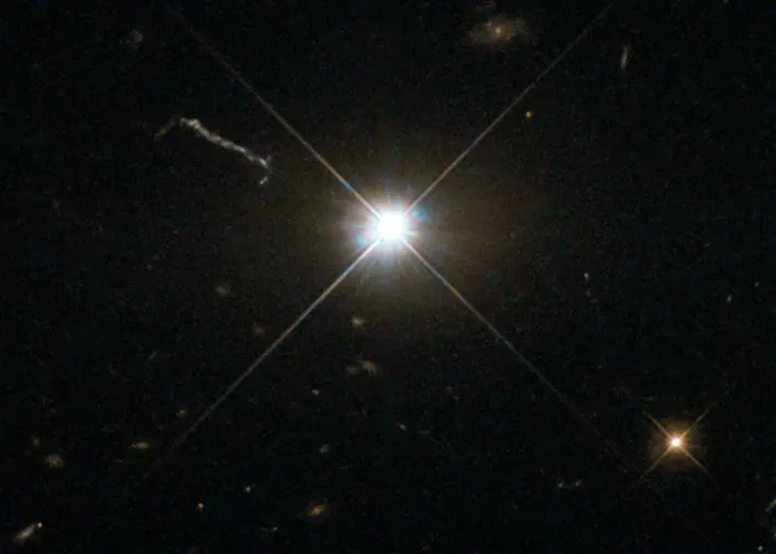 Kvasaren 3C 273 fanget av Hubble-teleskopets Wide Field Planetary Camera 2. Denne kvasaren er 1,9 milliarder lysår unna jorden og er den første kvasaren som ble oppdaget, i 1963.  (Foto: Nasa/J. Bahcall, IAS)