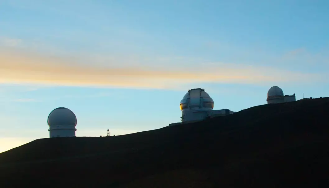 Teleskoper i soloppgang på Mauna Kea: Canada-French-Hawaii Telescope (CFHT) til venstre, Gemini i midten, University of Hawaii 2.2-Meter Telescope til høyre. (Foto: Håkon Dahle)