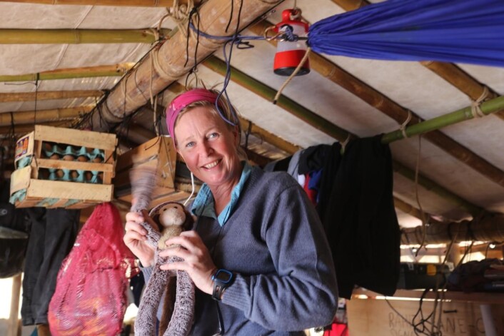 Forskingssjefen og flåtemaskoten i skjønn forening. Legg merke til oppbevaringen av flåtens egg, trygt plassert uten risiko for å bli knust. (Foto: Håkon Wium Lie, Kon-Tiki 2) Forskingssjefen og flåtemaskoten i skjønn forening. Legg merke til oppbevaringen av flåtens egg, trygt plassert uten risiko for å bli knust. (Foto: Håkon Wium Lie, Kon-Tiki 2)