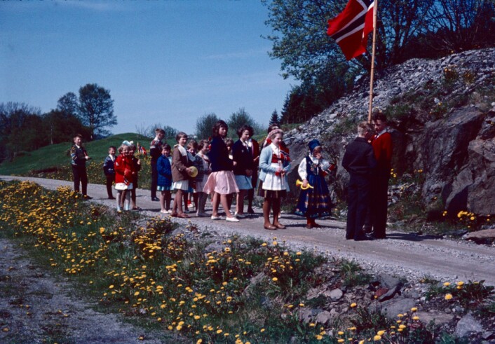17. maitog med Fure skole. Astri står foran til høyre iført nordlandsbunad – som ble kjøpt da familien bodde i Bodø. (Foto: Markus Pestalozzi) 17. maitog med Fure skole. Astri står foran til høyre iført nordlandsbunad – som ble kjøpt da familien bodde i Bodø. (Foto: Markus Pestalozzi)