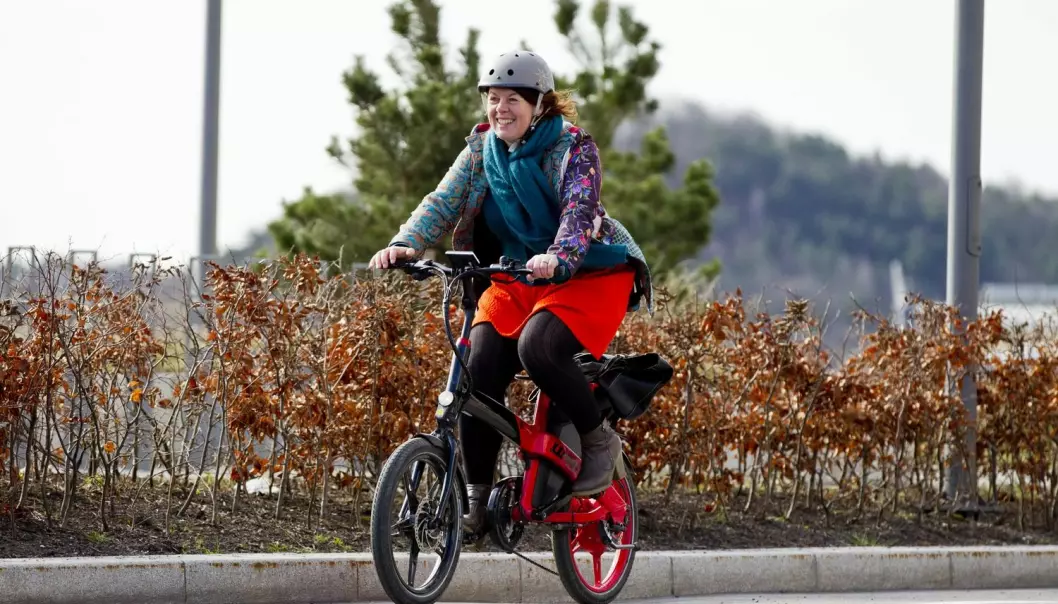According to a new experimental study, those with access to an electric bike cycle farther and more often than those who use a regular bike. Men cycle farther while women cycle more often. (Photo: Vegard Wivestad Grøtt, NTB scanpix)