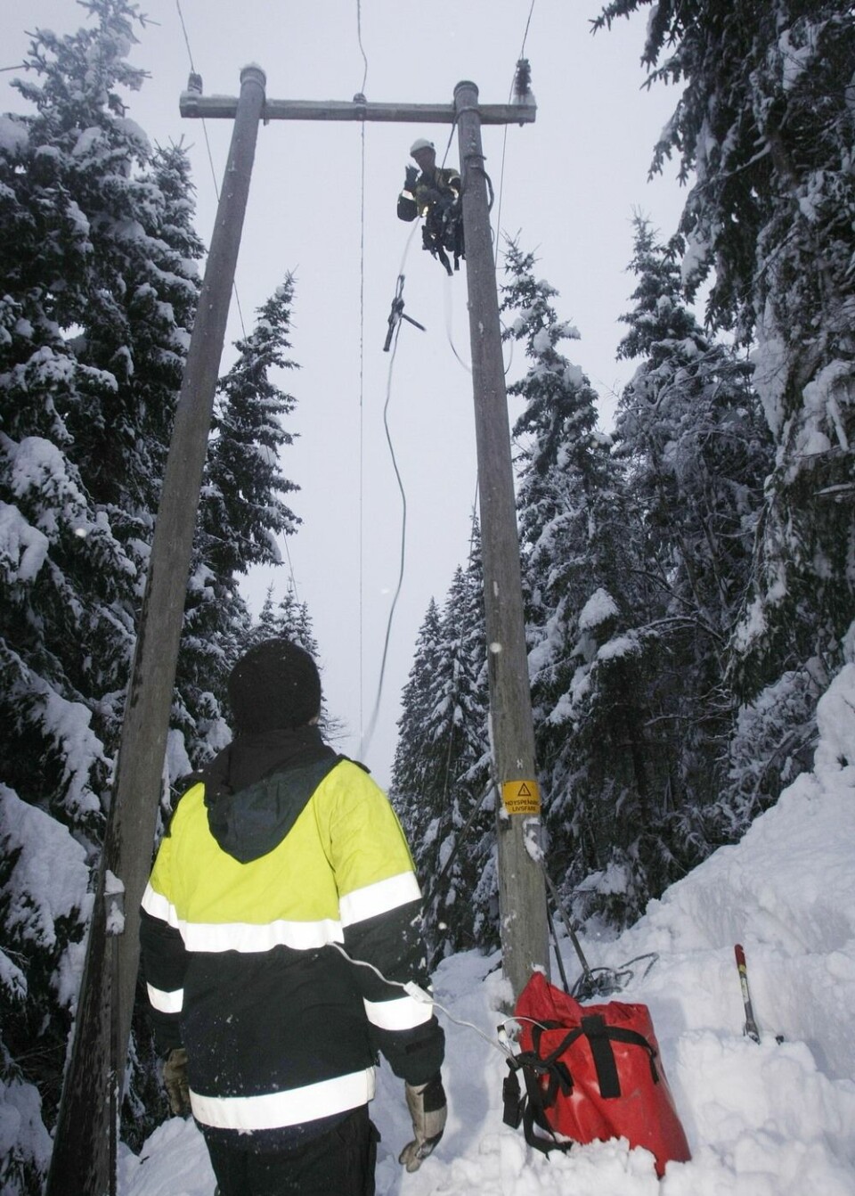 Hafslund-arbeidere i gang med å sette i stand strømnettet til Agder Energi for noen vintere siden. (Foto: Tor Erik Schrøder, NTB scanpix)