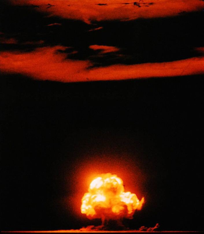 Den første atombombe-testen noensinne: Trinity-testen i New Mexico i 1945. Bittesmå rester av alle overflatesprengningene gjennom etterkrigstiden har funnet veien ned i grunnvannet på jorda. (Foto: Jack W. Aeby) Den første atombombe-testen noensinne: Trinity-testen i New Mexico i 1945. Bittesmå rester av alle overflatesprengningene gjennom etterkrigstiden har funnet veien ned i grunnvannet på jorda. (Foto: Jack W. Aeby)