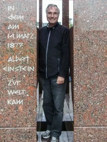 Øyvind Grøn i monumetet som markerer Einstein. (Foto: Torkild Jemterud, NRK)