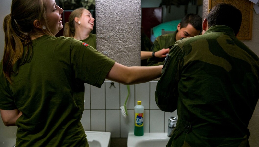 I denne mannsbastionen eksponeres menn for kvinner på en eksepsjonell måte. Bildene er tatt i Bardufoss leir, på en av de to nye kasernene. Her bor soldatene fra Stridstrenbataljonen – menn og kvinner sammen. (Foto: Winnie Steen, Hæren) I denne mannsbastionen eksponeres menn for kvinner på en eksepsjonell måte. Bildene er tatt i Bardufoss leir, på en av de to nye kasernene. Her bor soldatene fra Stridstrenbataljonen – menn og kvinner sammen. (Foto: Winnie Steen, Hæren)