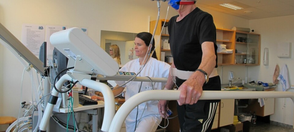 Forsker Elisabeth Edvardsen følger med mens en av testpasientene er inne til undersøkelse. (Foto: Karl-Otto Larsen, OUS)