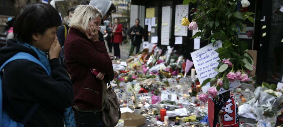 Sørgende samles ved åstedene for terrorhandlingen i Paris. Bildet er oppdatert og fulgte ikke opprinnelig med denne artikkelen. (Foto: Kenzo Tribouillard/Afp