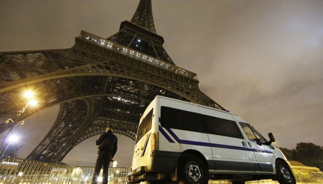 Sent på kvelden 13. november slo terrorister til mot flere mål i Paris. - Det er avgjørende hvordan staten reagerer på dem, mener norsk. (Foto: Epa/Scanpix) Sent på kvelden 13. november slo terrorister til mot flere mål i Paris. - Det er avgjørende hvordan staten reagerer på dem, mener norsk. (Foto: Epa/Scanpix)