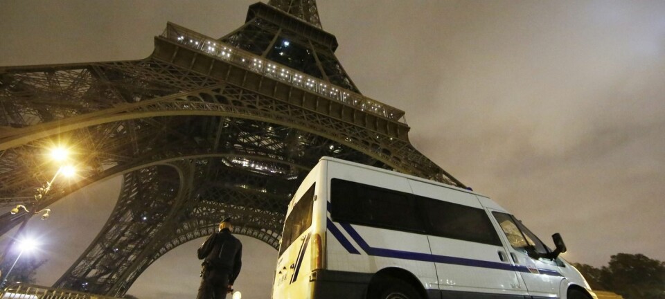 Sent på kvelden 13. november slo terrorister til mot flere mål i Paris. - Det er avgjørende hvordan staten reagerer på dem, mener norsk.  (Foto: Epa/Scanpix)