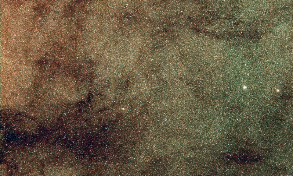 Stjernesvermer i midten av Melkeveien, der de sju urgamle stjernene ble funnet. Bildet er tatt med SkyMapper-teleskopet i Australia. Det ble brukt i den første silingen av stjernene i denne studien. (Foto: Christopher Owen)