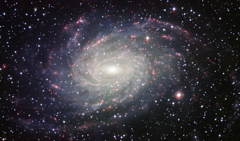 Slik omtrent ville den roterende skiven av galaksen vår, Melkeveien, sett ut hvis vi var langt unna og så den ovenfra. Siden vi er inne i Melkeveien, ser vi skiven sidelengs som et lysende bånd på himmelen. Dette er galaksen NGC 6744 i stjernebildet Pavo, påfuglen. (Foto: ESA, https://creativecommons.org/licenses/by/3.0/deed.en)