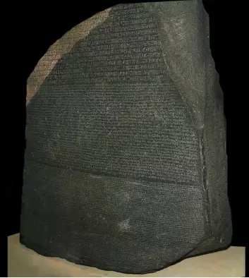 Rosettasteinen førte til at vitenskapsmenn klarte å knekke hieroglyf-koden. Den er blant skattene i British Museum som du nå kan se på nett. Egypt har krevd den utlevert, men engelskmennene mener de fikk tak i den på lovlig vis.  (Foto: Britisk Museum)