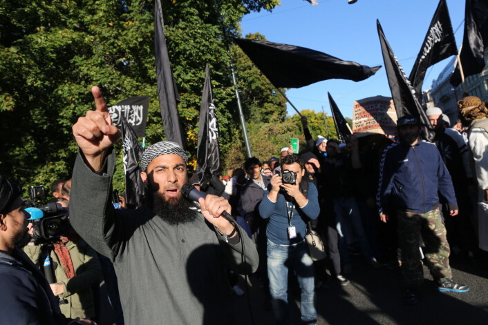 Ubaydullah Hussain omtales i media som radikal islamist og har blant annet vært tiltalt for trusler mot to journalister. Her er han under en demonstrasjon utenfor den amerikanske ambassaden i protest mot videoen «Innosence of Muslims» i 2012. (Foto: Kyrre Lien, NTB scanpix) Ubaydullah Hussain omtales i media som radikal islamist og har blant annet vært tiltalt for trusler mot to journalister. Her er han under en demonstrasjon utenfor den amerikanske ambassaden i protest mot videoen «Innosence of Muslims» i 2012. (Foto: Kyrre Lien, NTB scanpix)