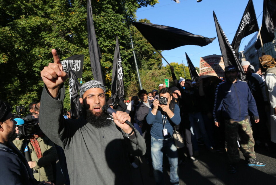 Ubaydullah Hussain omtales i media som radikal islamist og har blant annet vært tiltalt for trusler mot to journalister. Her er han under en demonstrasjon utenfor den amerikanske ambassaden i protest mot videoen «Innosence of Muslims» i 2012.  (Foto: Kyrre Lien, NTB scanpix)