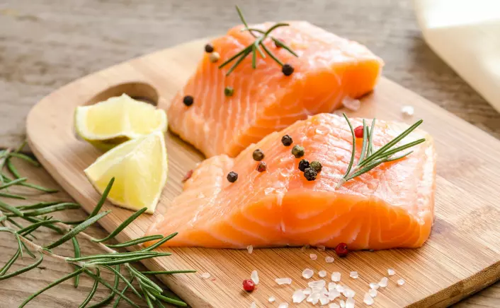 Tross redusert innhold av omega-3 i oppdrettslaks, er det nok igjen til at den er sunn å spise. Innholdet av miljøgifter er også lavt, ifølge nyere norsk rapport. (Illustrasjonsfoto: www.colourbox.no)
