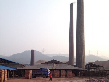 Factory in a village where Airborne is doing research. In this type of local coal-fired factory, the workers are migrants from far poorer areas. (Photo: Mette Halskov Hansen) Factory in a village where Airborne is doing research. In this type of local coal-fired factory, the workers are migrants from far poorer areas. (Photo: Mette Halskov Hansen)