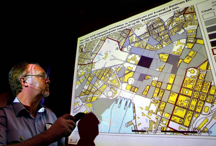 I 2004 og 2005 tok Oslo-politiet bruk såkalt geografiske informasjonssystemer (GIS-verktøy). De la historiske kriminalitetsdata over flere år over på kart, og fikk dermed oversikt over hvilke områder som var spesielt utsatt for lommetyverier, bilinnbrudd og vold. (Foto: Ingar Storfjell) I 2004 og 2005 tok Oslo-politiet bruk såkalt geografiske informasjonssystemer (GIS-verktøy). De la historiske kriminalitetsdata over flere år over på kart, og fikk dermed oversikt over hvilke områder som var spesielt utsatt for lommetyverier, bilinnbrudd og vold. (Foto: Ingar Storfjell)