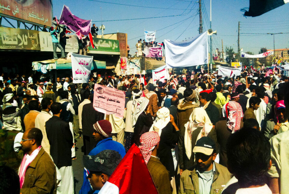 Når mange nok mennesker forstår at de kan protestere uten frykt for å bli arrestert, skjer et plutselig skifte i tankene deres. Dette tilsvarer et hopp fra en ustabil likevekt i frykt til en stabil likevekt i frihet, slik det er beskrevet i den matematiske modellen. Bildet viser protester i Sanaa i Jemen den 3. februar 2011. (Foto: Sallam, https://creativecommons.org/licenses/by-sa/2.0/deed.en)