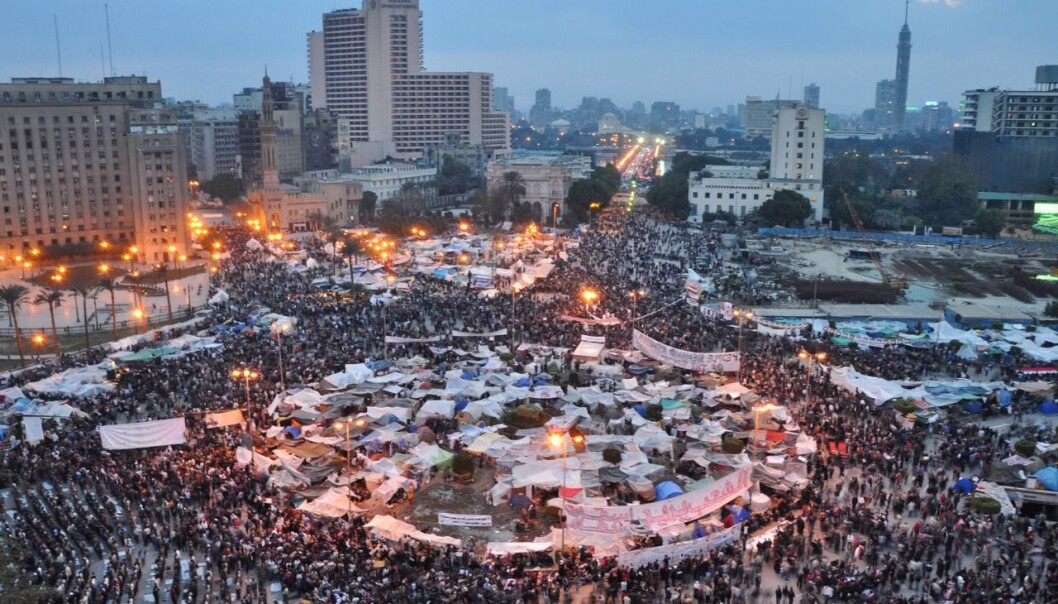 Egypt fungerte som en koblingssentral på Facebook mellom mindre land som Tunis og Jordan da opprøret spredte seg rundt årsskiftet 2010-2011. Dette er et nytt funn som matematikere har gjort ved å bruke en matematisk modell på den arabiske våren. Bildet viser folkemengden på Tahrirplassen i Kairo den 9. februar 2011. (Foto: Jonathan Rashad, Creative Commons Attribution 2.0 Generic licence.) Egypt fungerte som en koblingssentral på Facebook mellom mindre land som Tunis og Jordan da opprøret spredte seg rundt årsskiftet 2010-2011. Dette er et nytt funn som matematikere har gjort ved å bruke en matematisk modell på den arabiske våren. Bildet viser folkemengden på Tahrirplassen i Kairo den 9. februar 2011. (Foto: Jonathan Rashad, Creative Commons Attribution 2.0 Generic licence.)