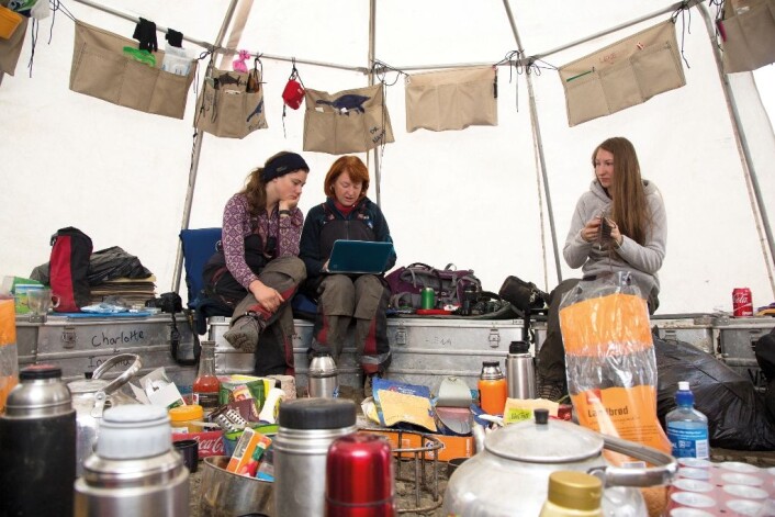 Stipendiat Aubrey Jane Roberts (t.v.) og masterstudent Victoria Engelschiøn Nash blogger daglig fra feltturen på Svalbard. Til høyre i matteltet sitter Inghild Halvorsen Økland, som nå er i gang med å løse en førti år gammel fiskeøglegåte. (Foto: Yngve Vogt) Stipendiat Aubrey Jane Roberts (t.v.) og masterstudent Victoria Engelschiøn Nash blogger daglig fra feltturen på Svalbard. Til høyre i matteltet sitter Inghild Halvorsen Økland, som nå er i gang med å løse en førti år gammel fiskeøglegåte. (Foto: Yngve Vogt)