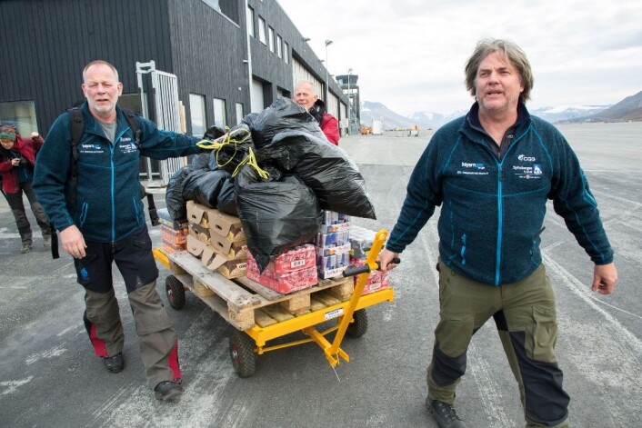 Øyvind Enger (f.v.), Stig Larsen og Jørn Hurum sørger for at avsindige mengder med Coca Cola og energidrikker står klar til helikoptertransporten fra flyplassen i Longyearbyen. (Foto: Yngve Vogt) Øyvind Enger (f.v.), Stig Larsen og Jørn Hurum sørger for at avsindige mengder med Coca Cola og energidrikker står klar til helikoptertransporten fra flyplassen i Longyearbyen. (Foto: Yngve Vogt)